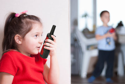Alecto FR115RD - Lot de deux talkie-walkies pour enfants, Portée jusqu’à 7 kilomètres, rouge/noir