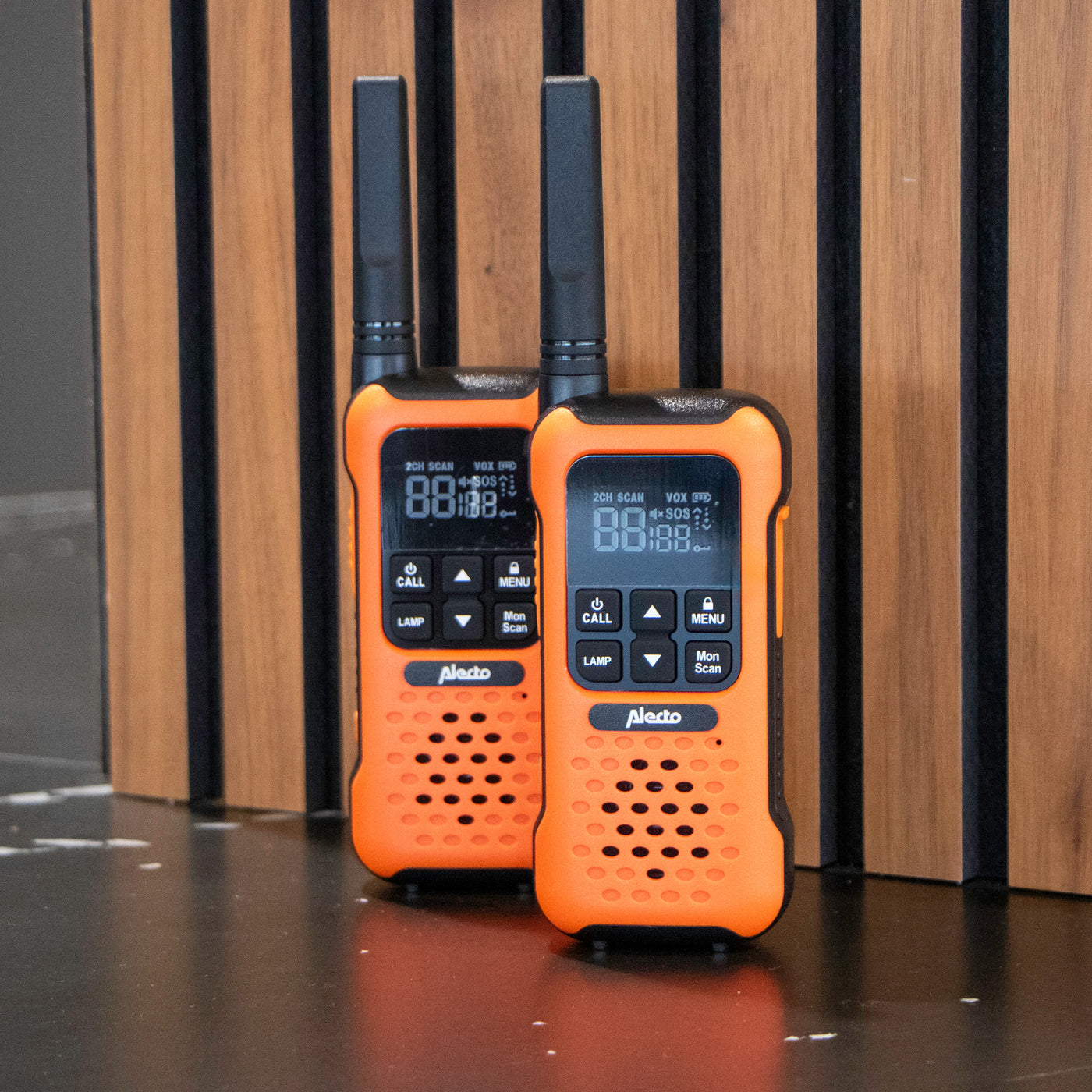 Alecto FR300OE - Paire de talkies-walkies anti-chocs, portée jusqu’à 10 kilomètres - Orange/Noir