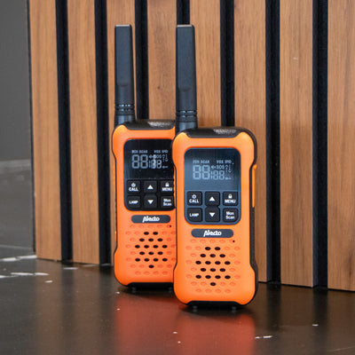 Alecto FR300OE - Paire de talkies-walkies anti-chocs, portée jusqu’à 10 kilomètres - Orange/Noir