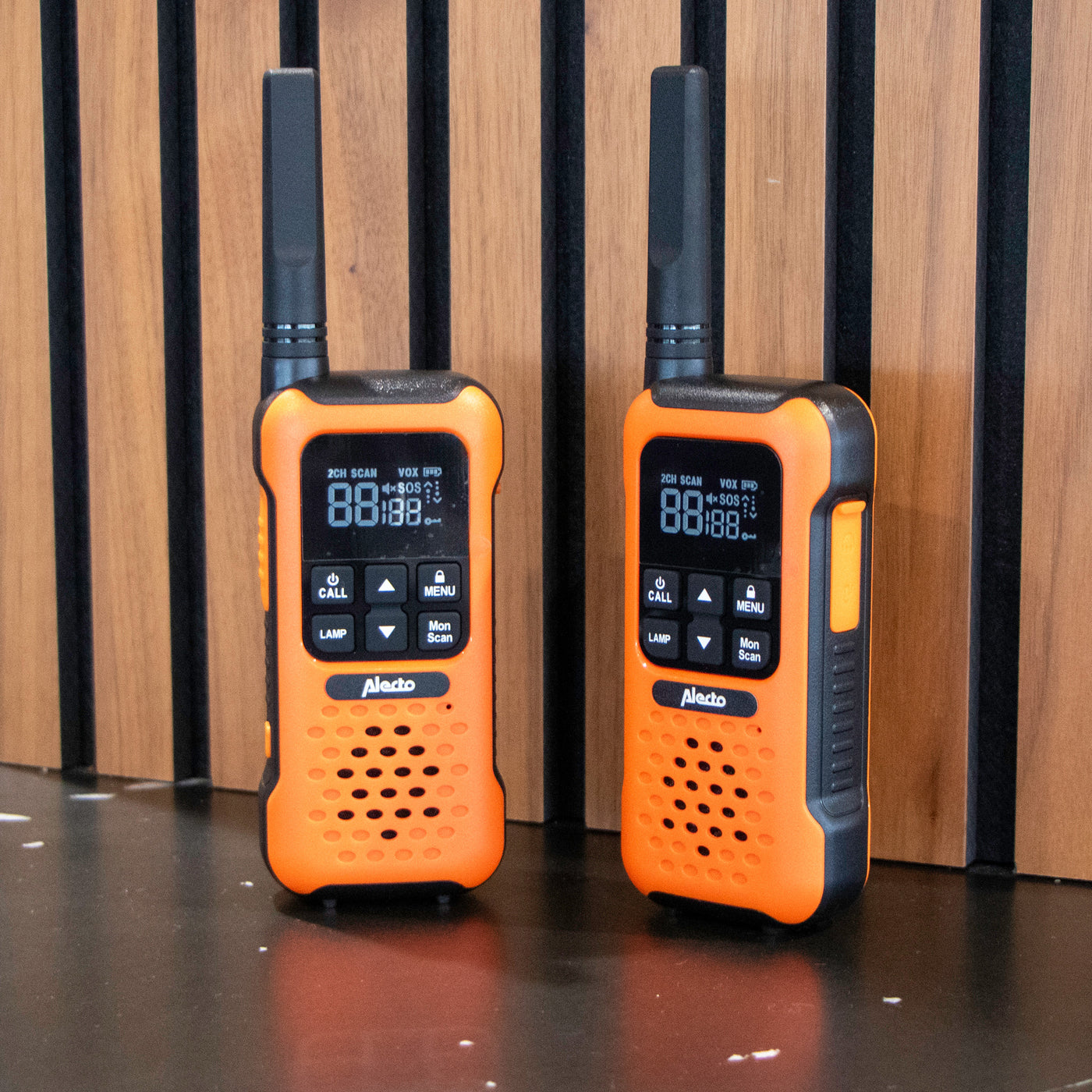 Alecto FR300OE - Paire de talkies-walkies anti-chocs, portée jusqu’à 10 kilomètres - Orange/Noir