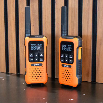 Alecto FR300OE - Paire de talkies-walkies anti-chocs, portée jusqu’à 10 kilomètres - Orange/Noir