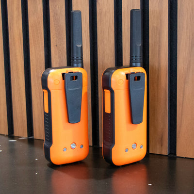 Alecto FR300OE - Paire de talkies-walkies anti-chocs, portée jusqu’à 10 kilomètres - Orange/Noir